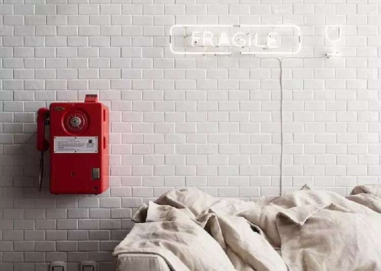 Уличный стиль в интерьере. Интерьер спальни с телефоном-автоматом и неоновой рекламой в уличном стиле