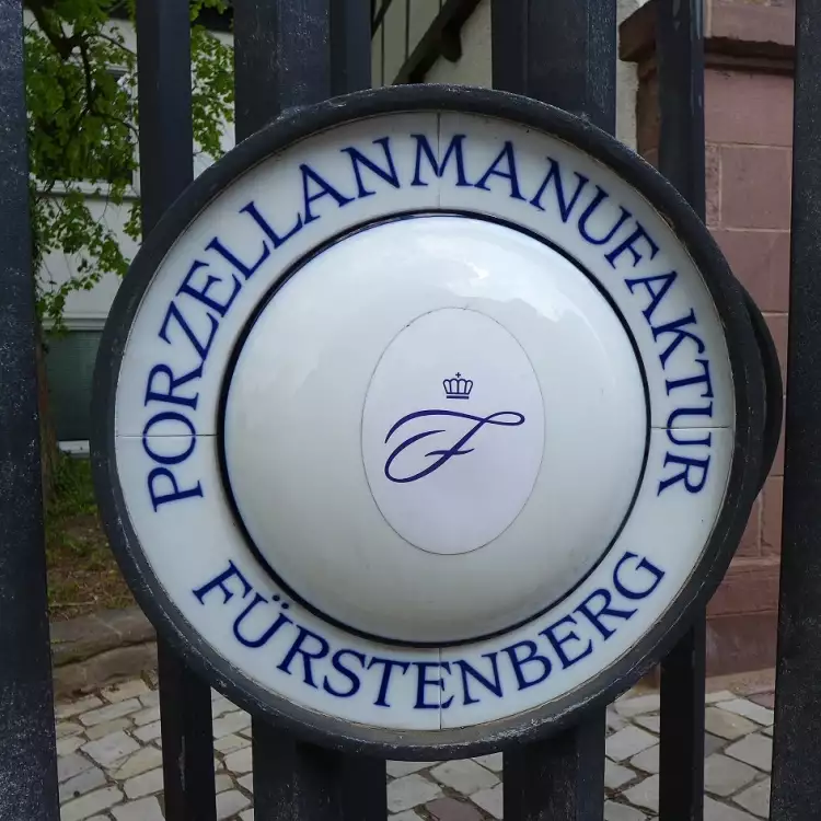 Фарфор Fürstenberg. Эмблема на воротах замка Фарфор Fürstenberg. Эмблема на воротах замка