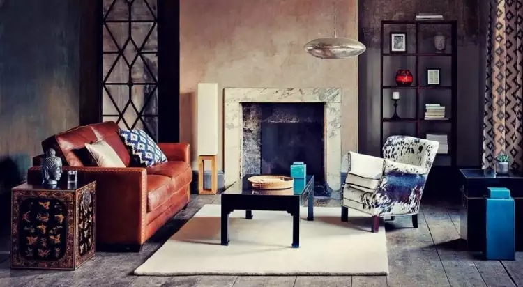 Фьюжн. Интерьер в стиле фьюжн с камином и кожаным диваном