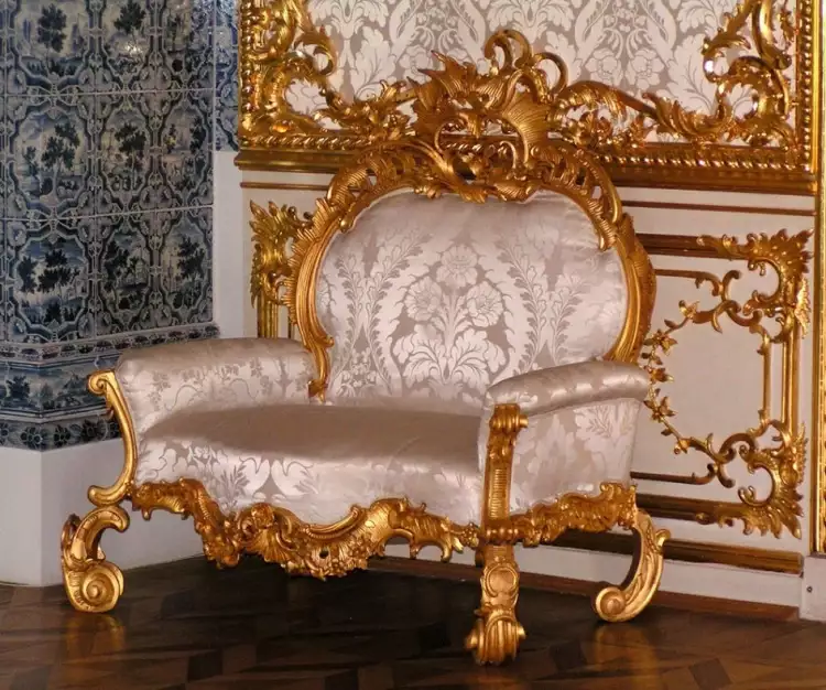 Интерьер в стиле рококо. Кресло в стиле рококо