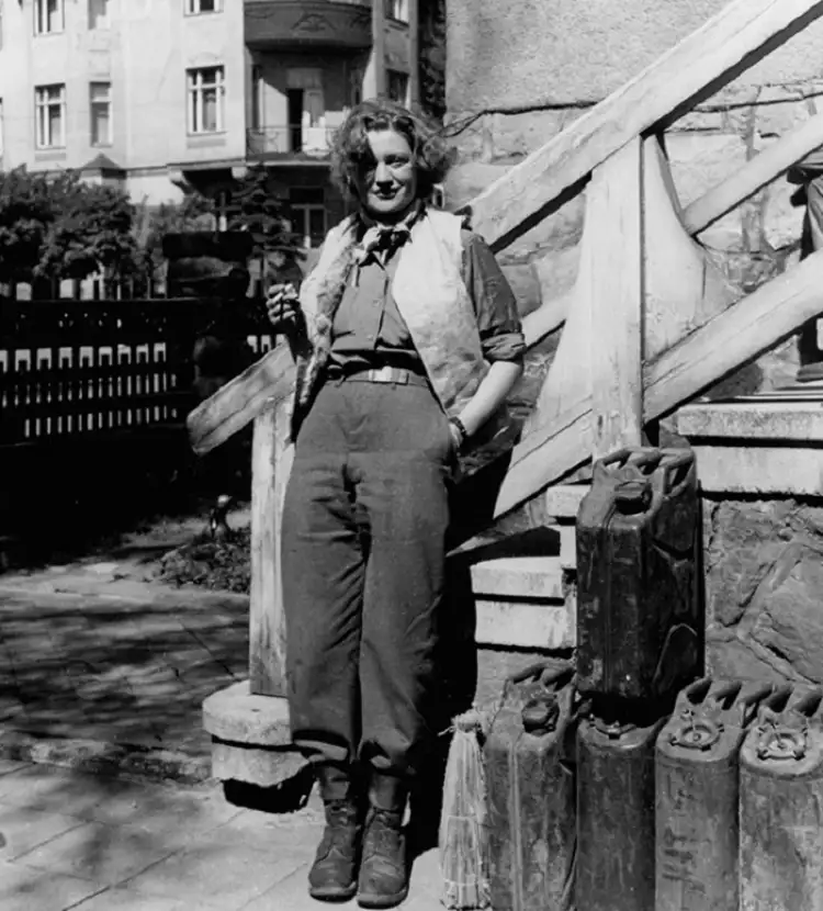 Мода и художники. Ли Миллер в Германии, 1945 год Мода и художники. Ли Миллер в Германии, 1945 год