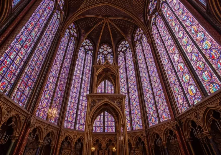 Интерьер готического собора - высокие нервюрные своды и витражи в часовне Сент-Шапель, Париж.