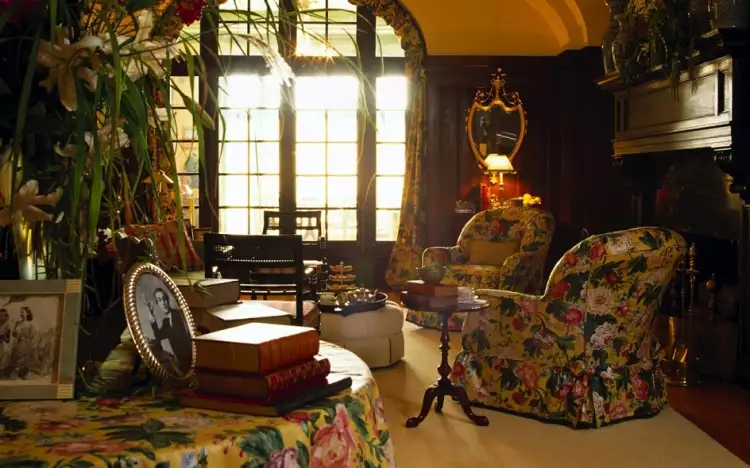 Регентство. Интерьер в стиле английского регентства. Гостиная с двумя креслами и деревянной отделкой стен