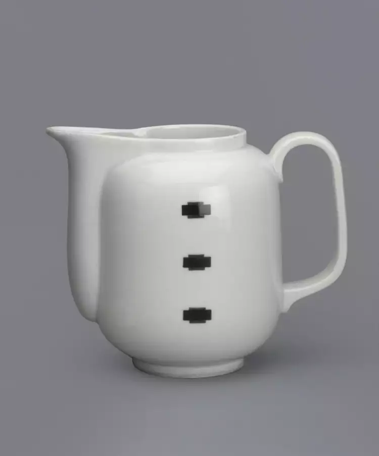 Ева Цайзель. Молочник с черным супрематическим орнаментом, 1934 Ева Цайзель. Молочник с черным супрематическим орнаментом, 1934