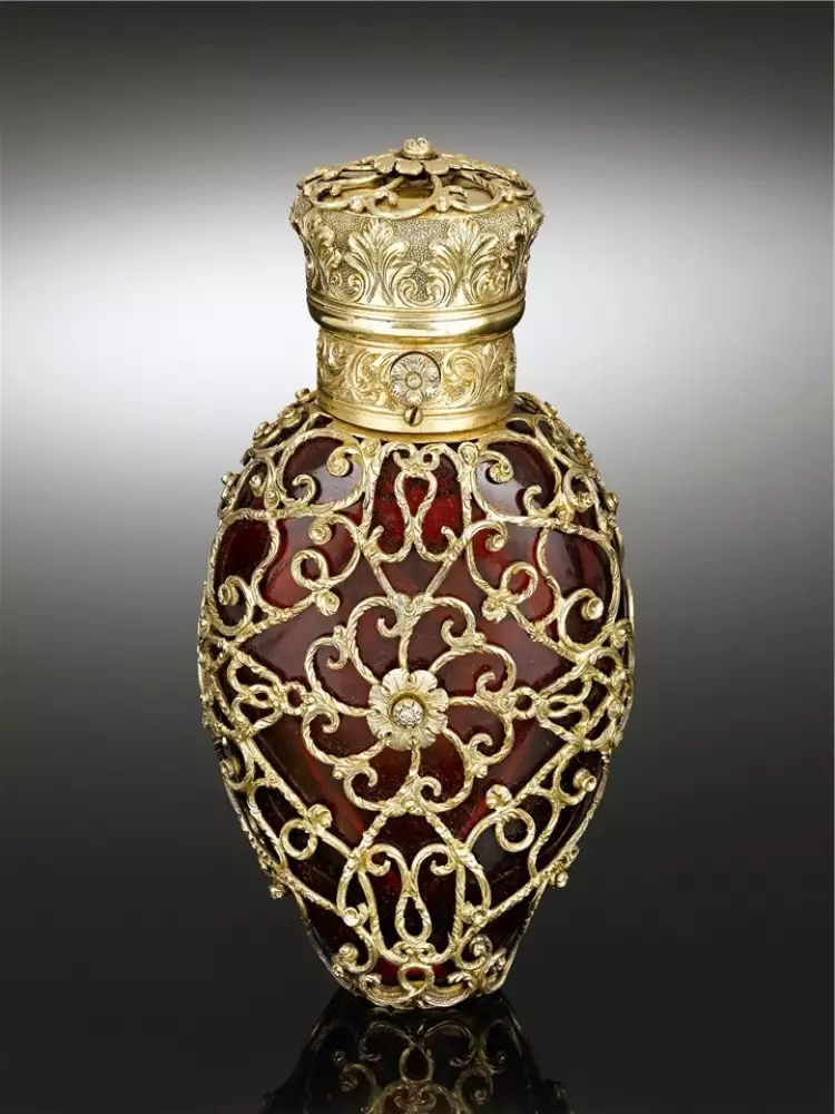 Серебряные аксессуары XIX века. Флакон для духов работы мастера Томаса Мелиша (Thomas Mellish), позолоченное серебро, 1850 г. Серебряные аксессуары XIX века. Флакон для духов работы мастера Томаса Мелиша (Thomas Mellish), позолоченное серебро, 1850 г.