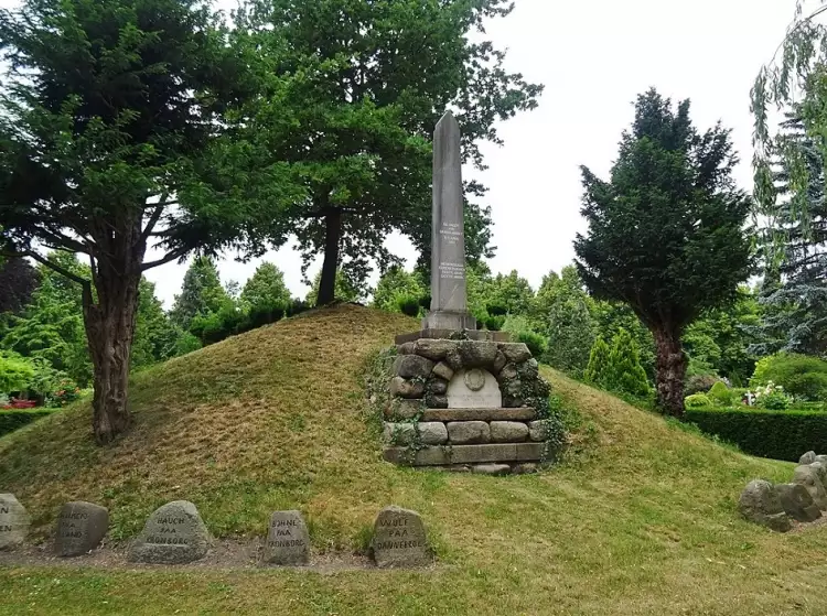 Йоханнес Видевельт. Курган в Холменс-Киркегард в Копенгагене, посвященный памяти погибших моряков в битве при Копенгагене 2 апреля 1801 года, 1802