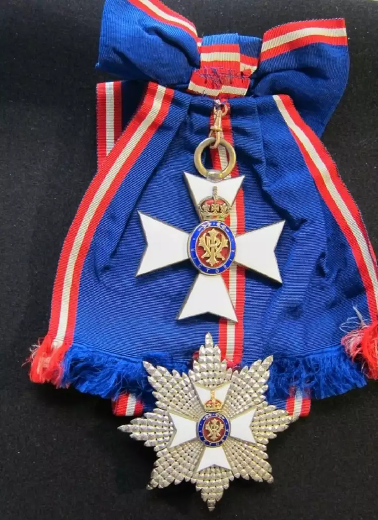 Королевский Викторианский орден. Лента и орденские знаки Королевский Викторианский орден. Лента и орденские знаки