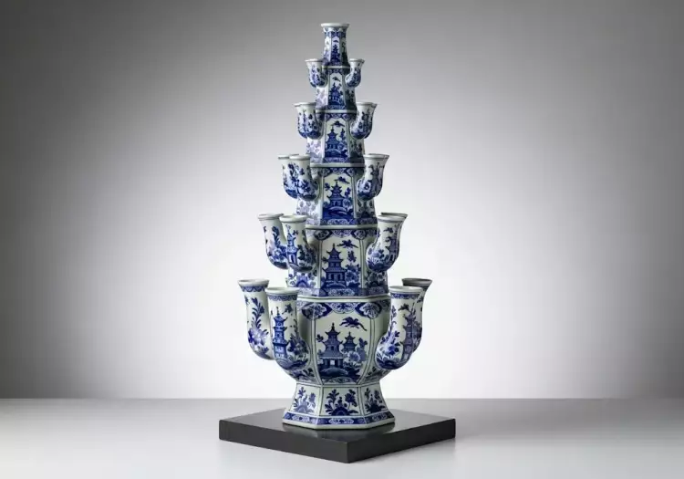 Многоярусная ваза-тюльпанница - образец парадного делфтского фаянса.