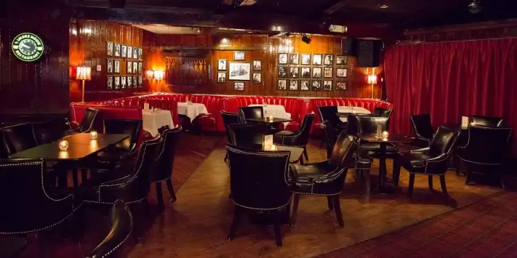 Jazzstil im Interior Design. Innenausstattung des SmokeHouse-Restaurants im Jazz-Stil, wo der Film La La Land gedreht wurde Jazzstil im Interior Design. Innenausstattung des SmokeHouse-Restaurants im Jazz-Stil, wo der Film La La Land gedreht wurde