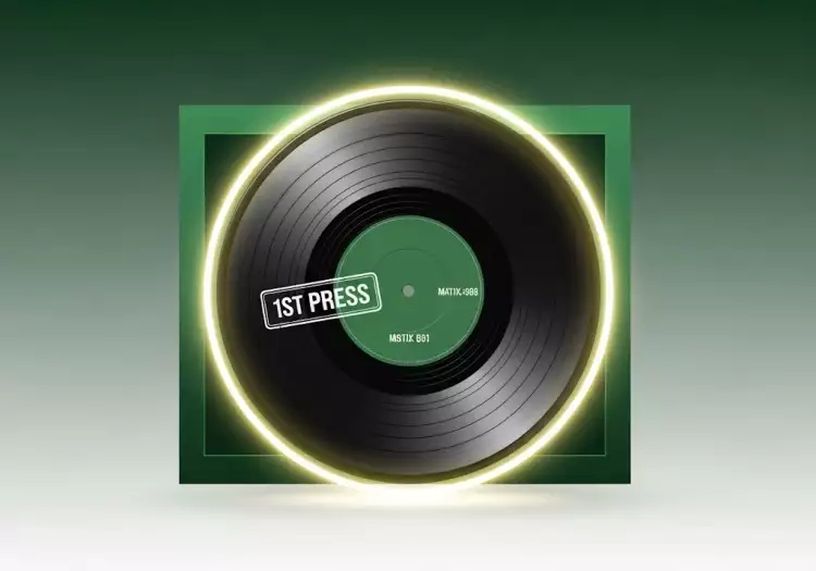 Крупный план матричного номера, выгравированного на виниловой пластинке