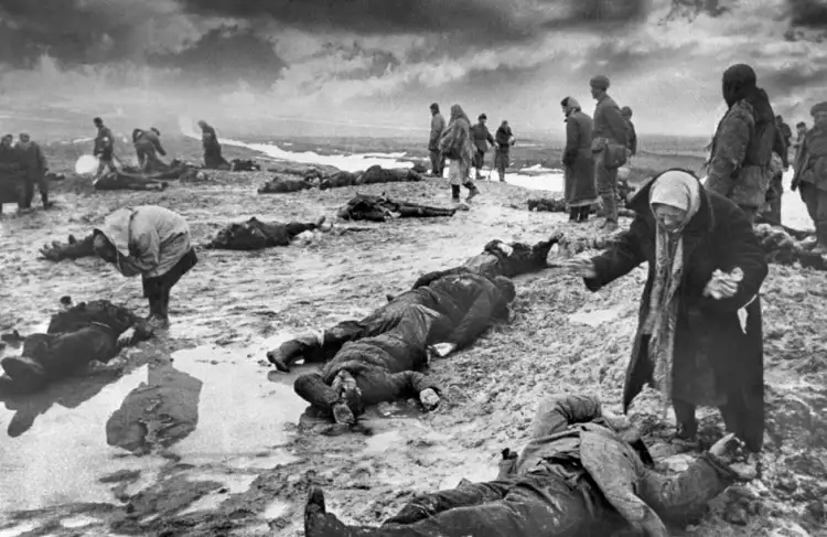 Репортажная съемка. Дмитрий Бальтерманц. Фотография «Горе», 1942 Репортажная съемка. Дмитрий Бальтерманц. Фотография «Горе», 1942