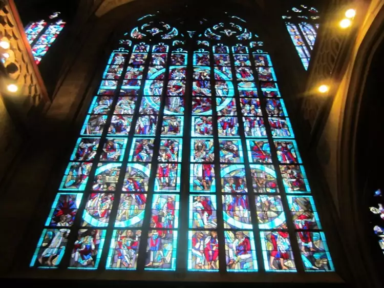 Glasmalerei. Glasmalerei im Aachener Dom, 8. Jahrhundert Glasmalerei. Glasmalerei im Aachener Dom, 8. Jahrhundert