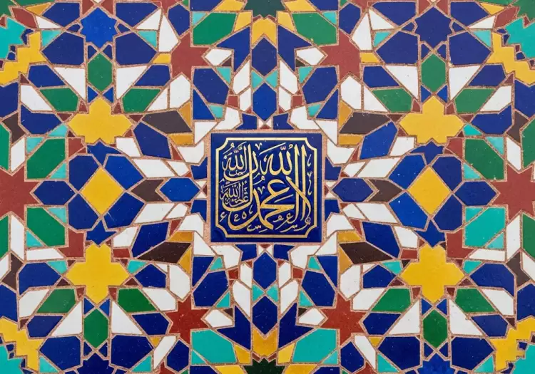 Исламское искусство - сложный геометрический орнамент (гирих) и арабская каллиграфия на керамических изразцах.