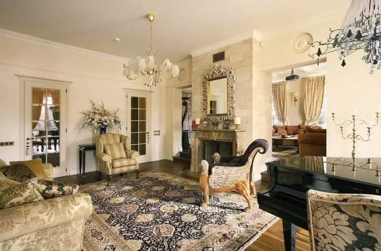 Русский стиль. Интерьер гостиной в стиле «а ля рус» с ковром на полу и изразцовой печью в русском стиле