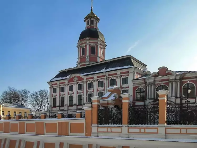 Культурно-трудовая миграция при Петре Великом. Свято-Троицкая Александро-Невская лавра по проекту Трезини