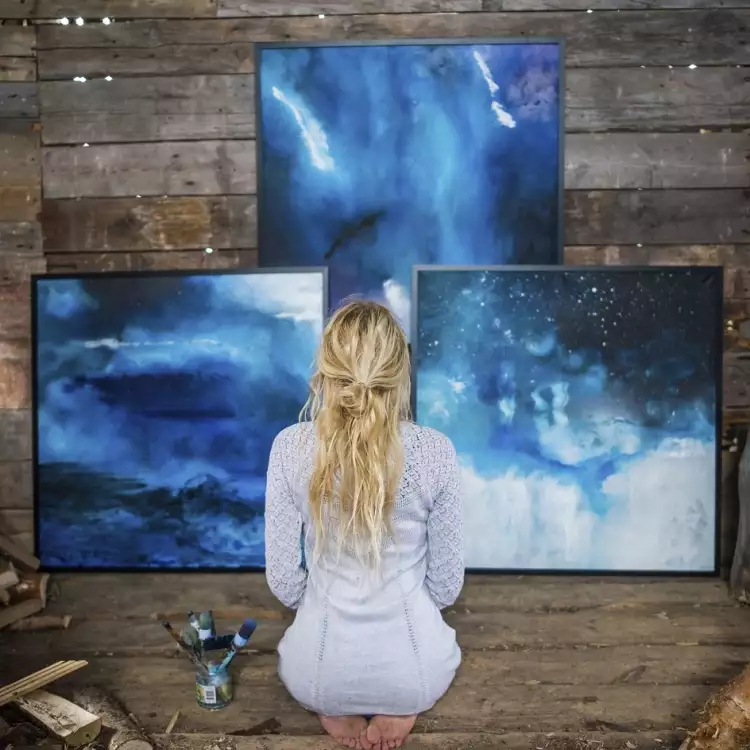 Йонна Йинтен со своими работами