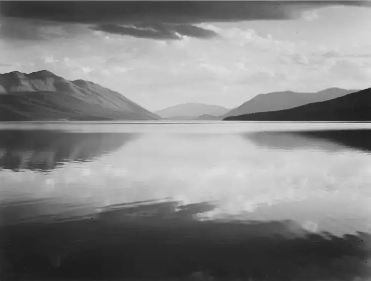 Пейзаж в фотографии. Ансель Адамс «Вечер на озере Макдональд в Национальном парке Глейшер», 1942