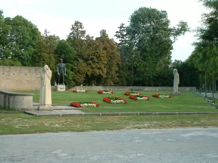 Фриц Кремер. Скульптурный мемориал на кладбище в Вене «Памятник жертвам фашизма», 1946-1948
