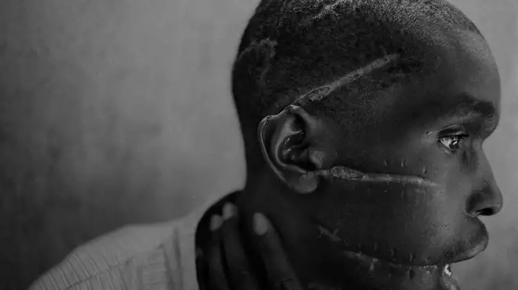 Джеймс Нахтвей. Выживший в лагере смерти Хуту позирует перед Джеймсом в самый разгар геноцида 1994 года в Руанде