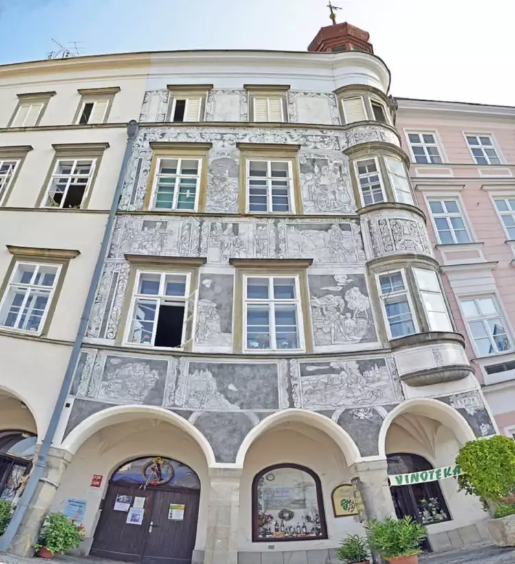 Сграффито. Сграффито на фасаде здания в городе Йиндржихув-Градец, Чехия Сграффито. Сграффито на фасаде здания в городе Йиндржихув-Градец, Чехия