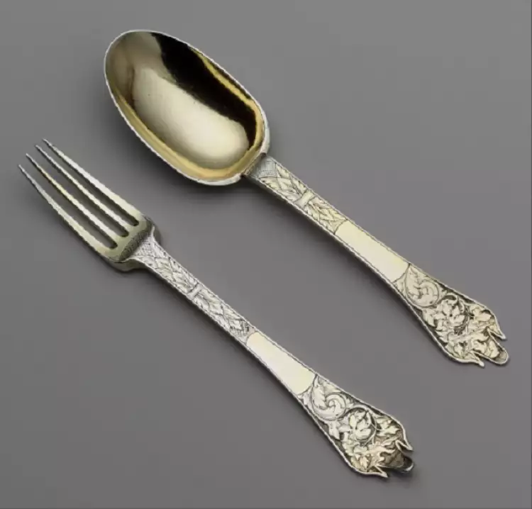Серебряные изделия Франции XVII-XVIII века. Вилка и ложка, позолоченное серебро, 1683-1684 Серебряные изделия Франции XVII-XVIII века. Вилка и ложка, позолоченное серебро, 1683-1684