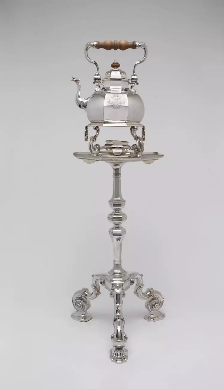 English Silver Tableware. Queen Anne style teapot with oven rack and table, 1724-1725
