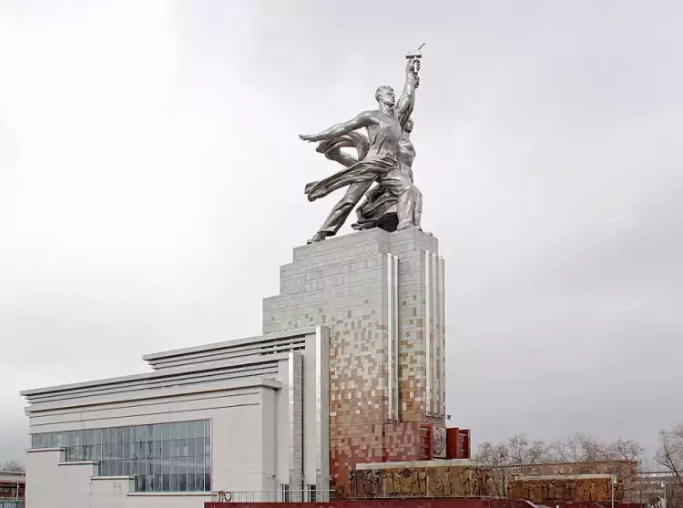 Чеканка. Памятник «Рабочий и колхозница», 1937 Чеканка. Памятник «Рабочий и колхозница», 1937