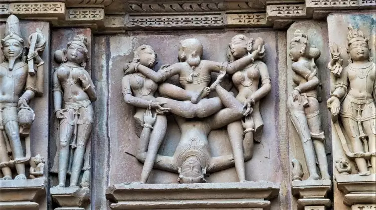 Ню в скульптуре. Скульптурная группа из Кхаджурахо.