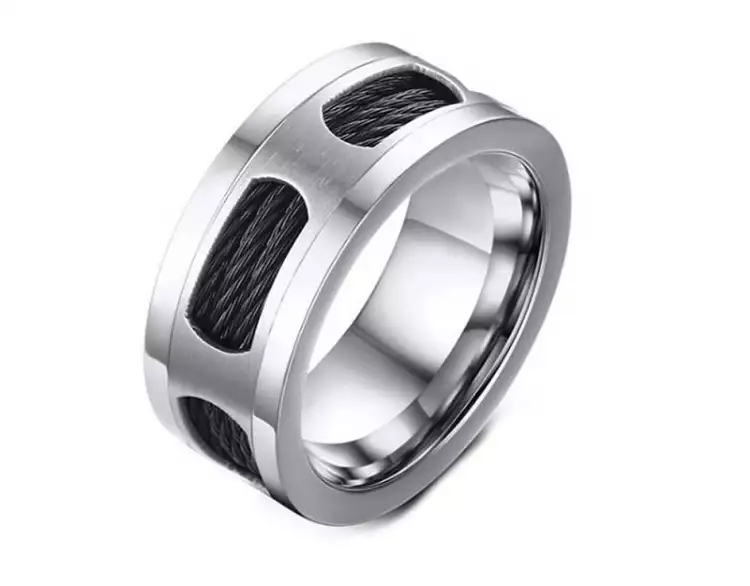 L'argent. Bague en argent brossé