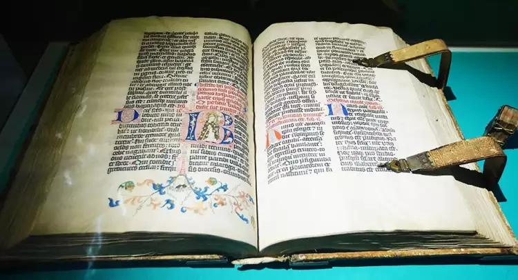 Библия Гутенберга. Самые редкие и ценные книги Библия Гутенберга. Самые редкие и ценные книги