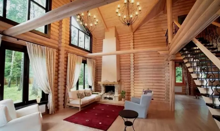 Русский стиль. Интерьер гостиной в русском стиле с лестницей на второй этаж