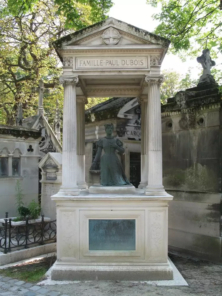 Поль Дюбуа. Погребальный памятник Поля Дюбуа, украшенный статуей его матери