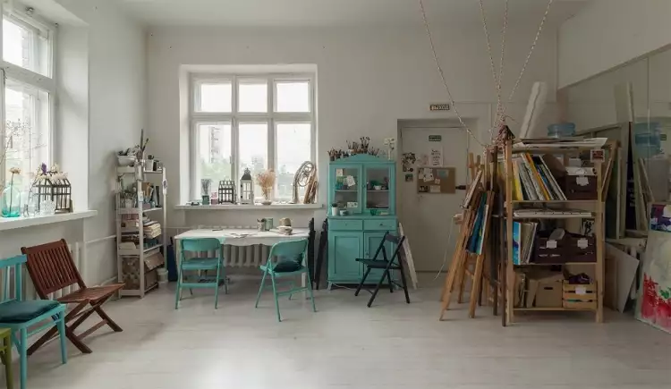 Как обустроить художественную мастерскую. Мастерская с винтажной мебелью