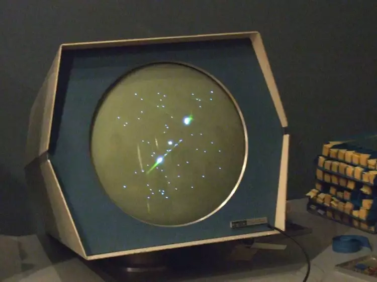 Компьютерная графика. Игра Spacewar, запущенная на PDP-1 в музее компьютерной истории, 2007 Компьютерная графика. Игра Spacewar, запущенная на PDP-1 в музее компьютерной истории, 2007