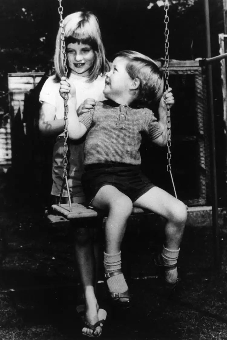 Редкие фото принцессы Дианы. Диана и ее брат Чарльз, 1967