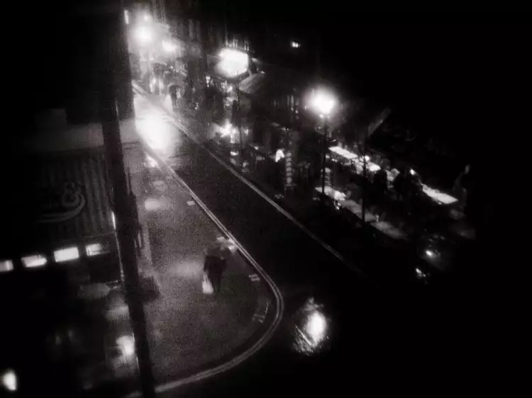 Город в жанре нуар. Косые и вертикальные линии