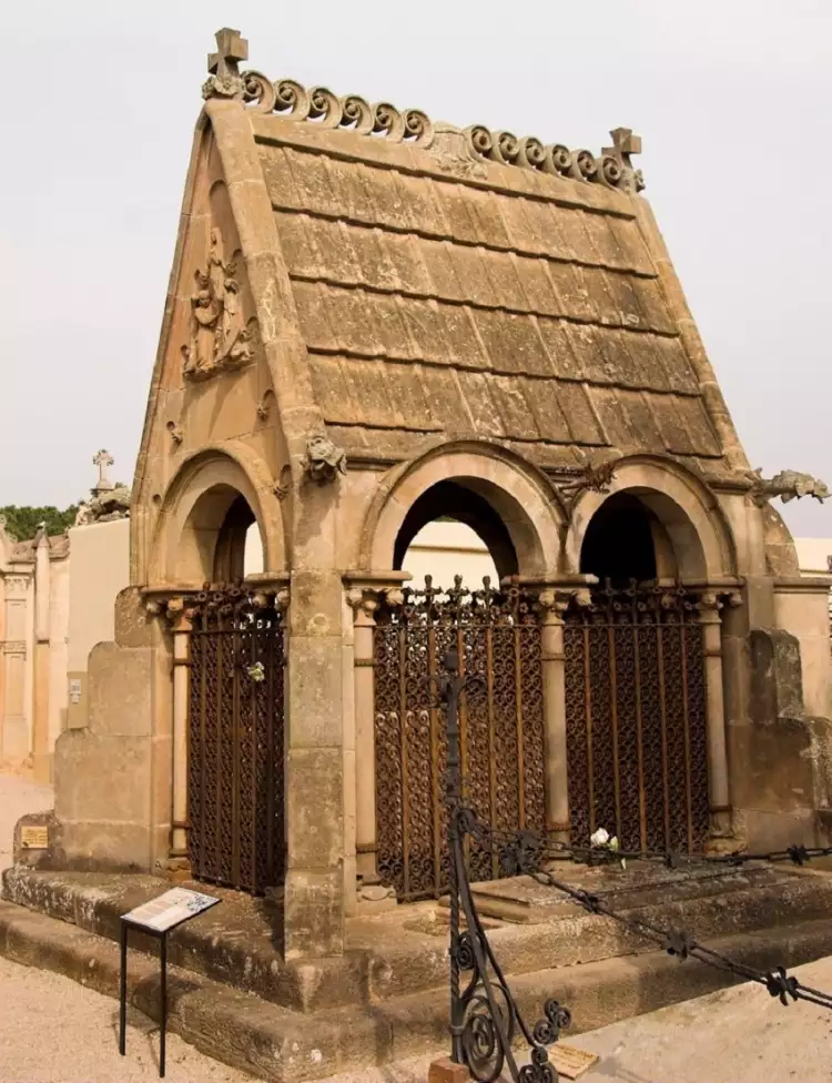 Искусство на кладбище. Пантеон на модернистском кладбище