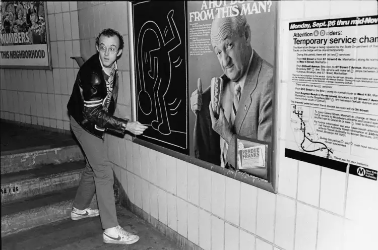 Кит Харинг. Фотография Кита Харинга, рисующего на рекламном щитке в метро