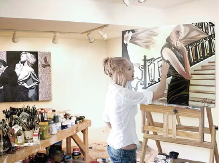 Джина Хиггинс за работой