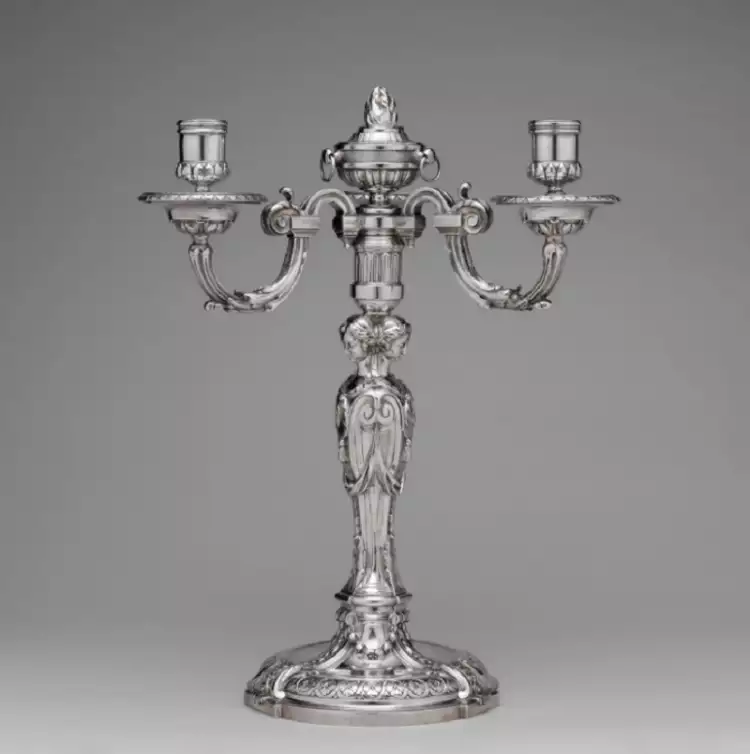 Серебряные изделия Франции XVII-XVIII века. Канделябр, серебро, 1767-1768 Серебряные изделия Франции XVII-XVIII века. Канделябр, серебро, 1767-1768