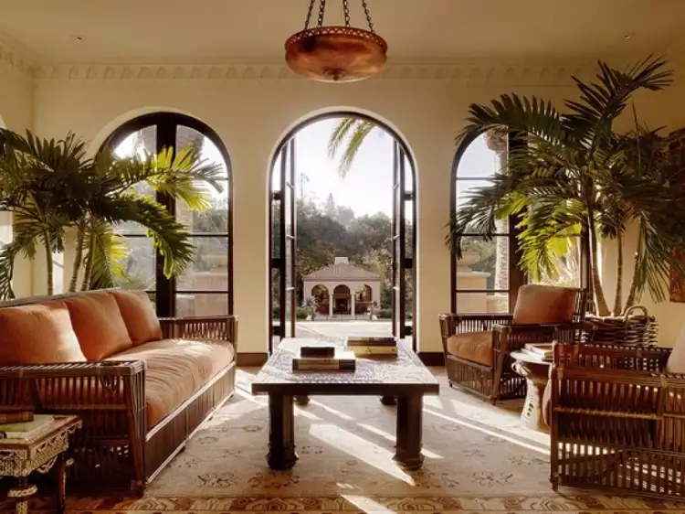 Колониальный стиль в интерьере. Интерьер гостиной с арочными окнами и пальмами в колониальном стиле