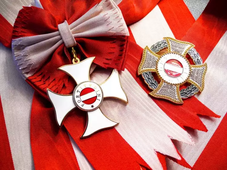 L'Ordre militaire de Marie-Thérèse. Grande croix avec ruban et étoile