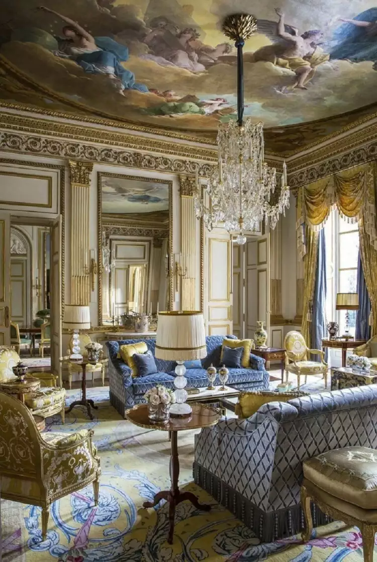 Барокко в интерьере. Зал для приёма гостей с оригинальной хрустальной люстрой в стиле барокко Барокко в интерьере. Зал для приёма гостей с оригинальной хрустальной люстрой в стиле барокко