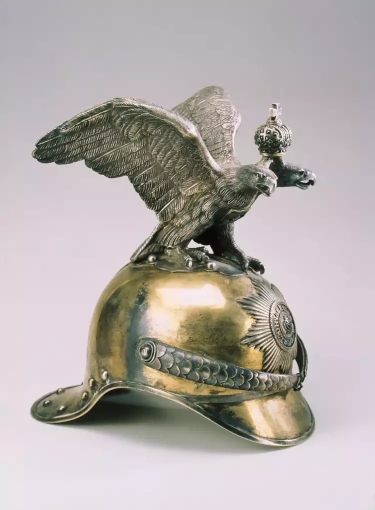 Старинная посуда из серебра. Братина (сосуд для вина) в виде кавалергардской каски, 1903 г.