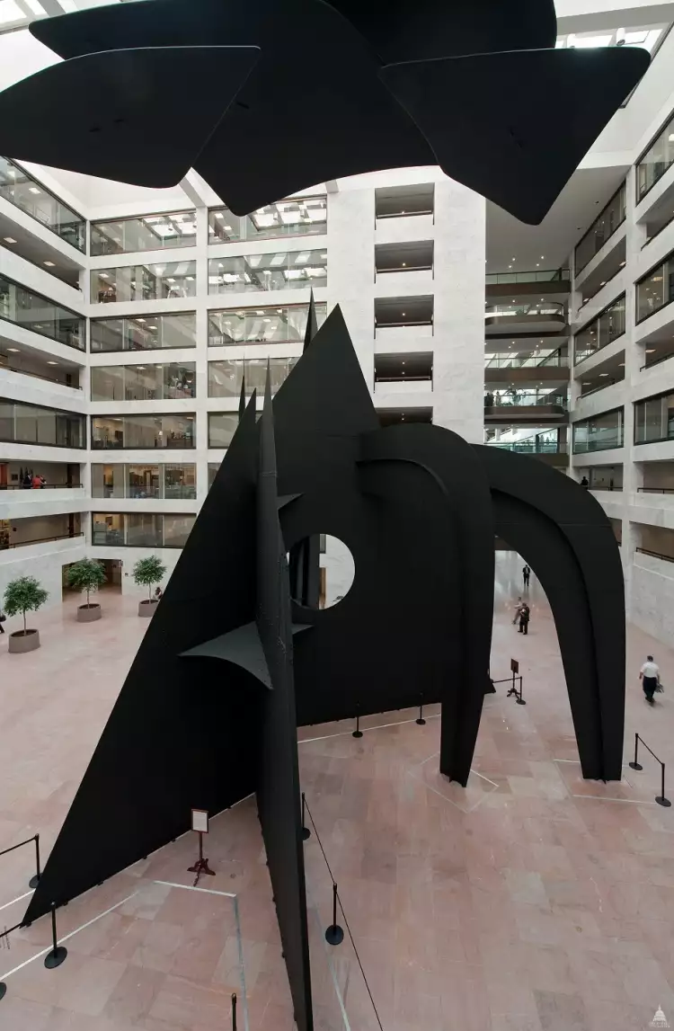 Александр Колдер. Скульптура Mountains and clouds, 1986