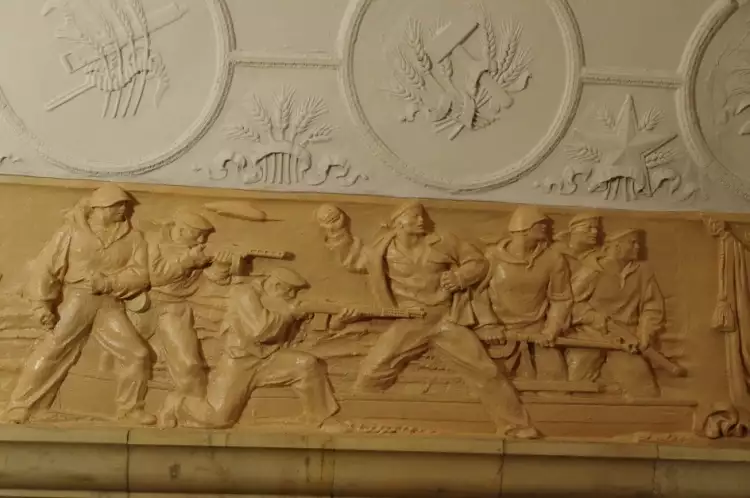 Bas-relief. Bas-relief soviétique sur une station de métro à Moscou, XXe siècle Bas-relief. Bas-relief soviétique sur une station de métro à Moscou, XXe siècle