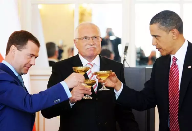 Первые лица государств с бокалами Мозер Первые лица государств с бокалами Мозер