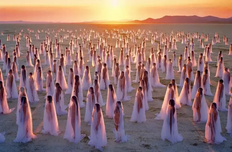 Ню в фотографии. Спенсер Туник. Фото «Духи пустыни», 2013