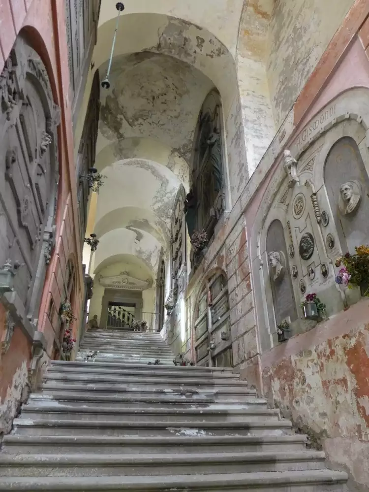 Искусство на кладбище. Парадные лестницы соединяют нижнюю и верхнюю аркиды на кладбище Стальено