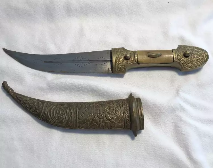 Что коллекционируют голливудские звезды. Кинжал из коллекции Анджелины Джоли